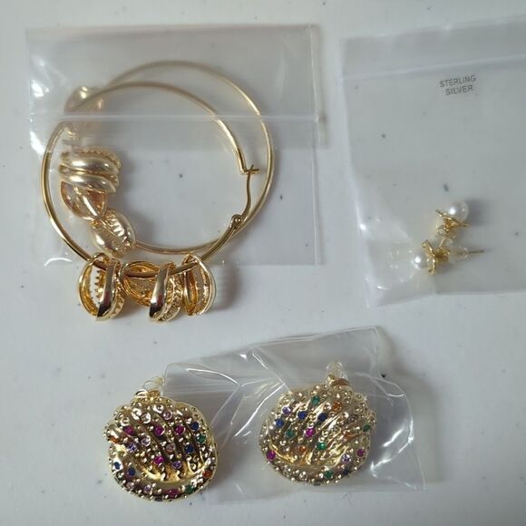 NWT Jewelry Case with 3 Gold Earrings - Picture 2 of 7